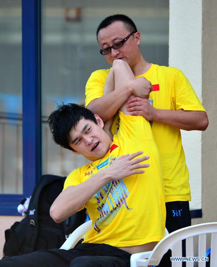 China's Sun Yang (Front) stretches after a training session in Barcelona, Spain, on July 23, 2013. (Xinhua/Guo Yong)