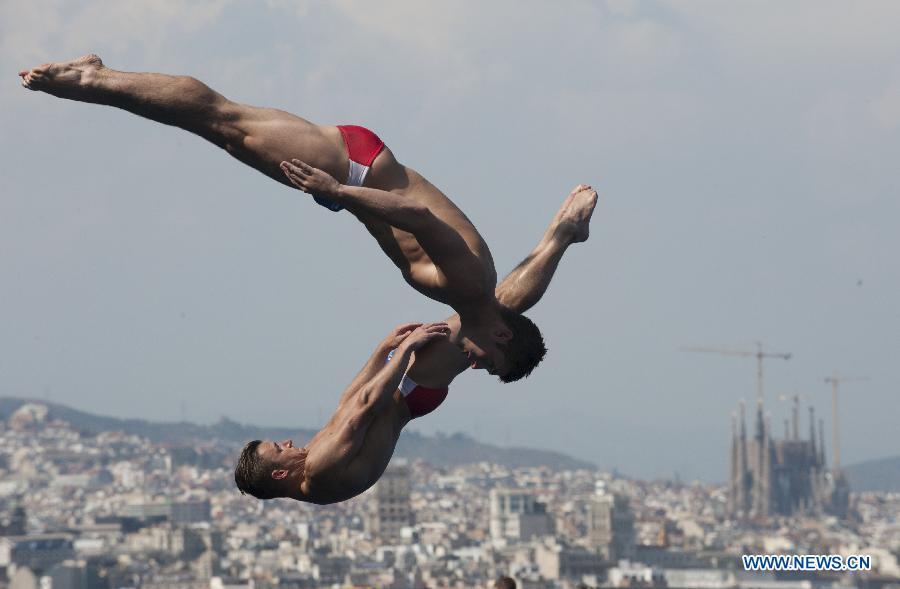 Michael Hixon and Troy Dumais of the United States compete during the men's 3m synchro springboard final of the diving competition at the 15th FINA World Championships in Barcelona, Spain, on July 23, 2013. Michael Hixon and Troy Dumais took the 5th place with a total score of 410.85 points. (Xinhua/Xie Haining)
