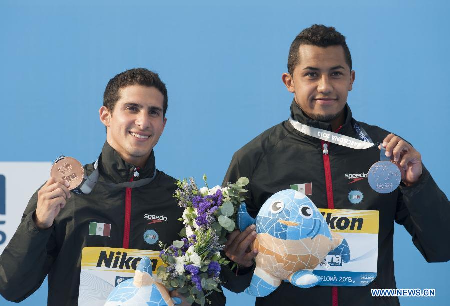Jahir Ocampo and Rommel Pacheco of Mexico pose during the awarding ceremony after the men's 3m synchro springboard final of the diving competition at the 15th FINA World Championships in Barcelona, Spain, on July 23, 2013. Ocampo and Rommel Pacheco won the bronze with a total score of 422.79 points. (Xinhua/Xie Haining)