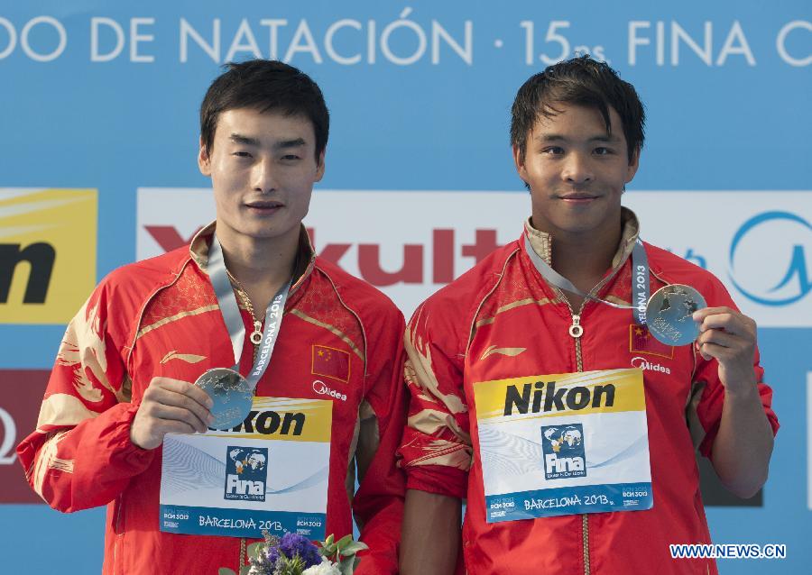 China's Qin Kai (L) and He Chong pose during the awarding ceremony after the men's 3m synchro springboard final of the diving competition at the 15th FINA World Championships in Barcelona, Spain, on July 23, 2013. Qin Kai and He Chong won the gold with a total score of 448.86 points. (Xinhua/Xie Haining)