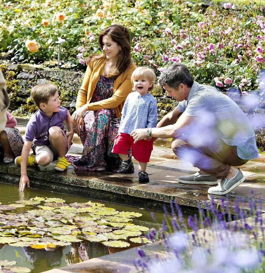 (L-R) Prince Christian, Crown Princess Mary, Prince Vincent Frederik Minik Alexander and Prince Frederik of Denmark pose during a photocall for the Royal Danish family at their summer residence of Grasten Slot on July 20, 2012 in Grasten, Denmark. (Xinhua/Reuters Photo)