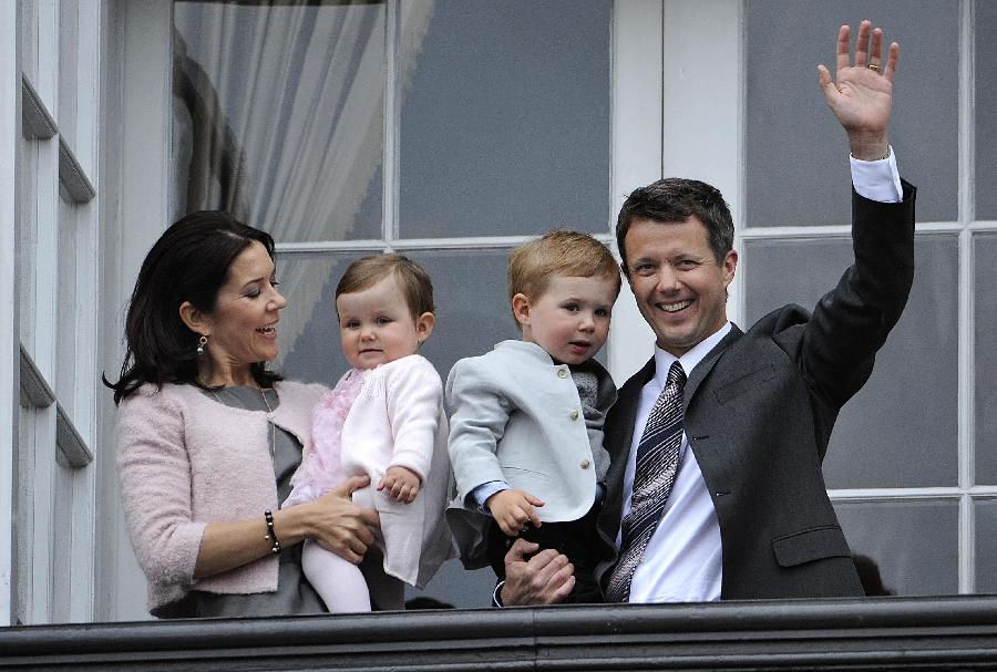 Denmark's Crown Prince Frederik (R), his Australian-born wife Crown Princess Mary and their children Prince Christian and Princess Isabella wave to the crowd from a balcony at Amalienborg Palace in Copenhagen on May 26, 2008 during the Crown Prince's 40 years birthday. (Xinhua/AFP Photo)