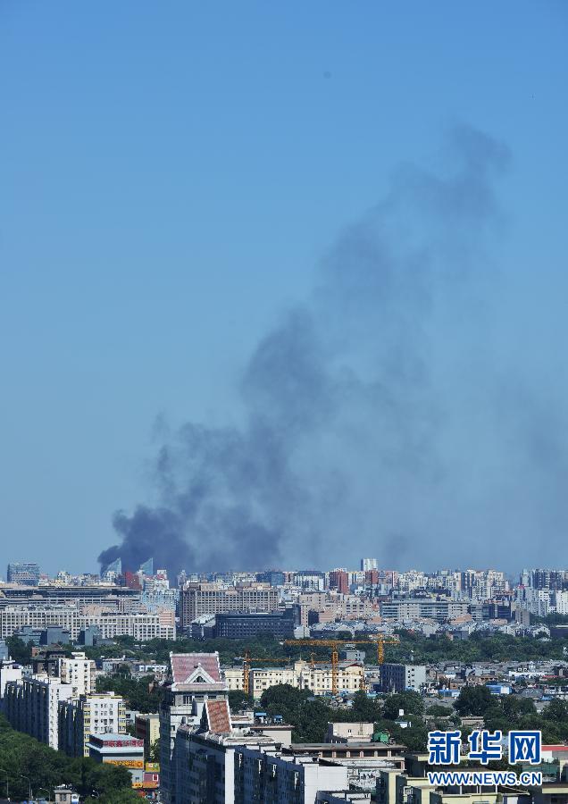 Photo taken by mobile phone on July 24, 2013 shows the smoke from a Carrefour outlet building in Chaoyang District of Beijing, capital of China. Fire broke out at the supermarket around 3:10 p.m. on Wednesday. (Xinhua)
