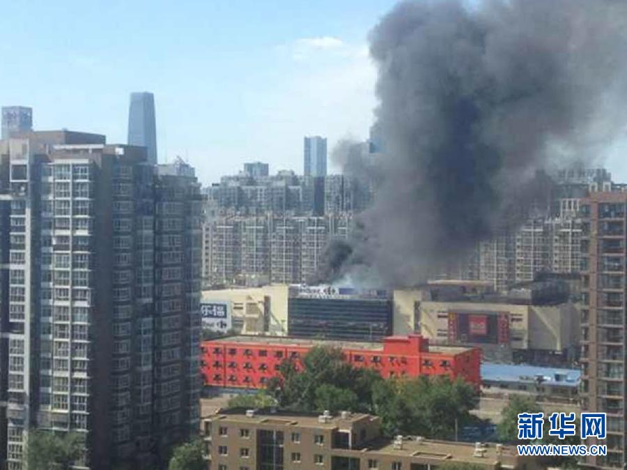 Photo taken by mobile phone on July 24, 2013 shows the smoke from a Carrefour outlet building in Chaoyang District of Beijing, capital of China. Fire broke out at the supermarket around 3:10 p.m. on Wednesday. (Xinhua)