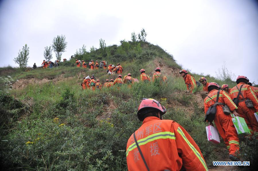 Rescuers carrying relief supplies head for Zhongzhai Town of quake-stricken Minxian County, northwest China's Gansu Province, July 24, 2013. Around 150 soldiers from an engineer regiment of the Lanzhou Military Area Command have entered the quake-hit Zhongzhai Town, bringing relief materials to locals, after a 6.6-magnitude quake hit northwest China's Gansu Province on Monday morning. (Xinhua/Cao Baiming) 