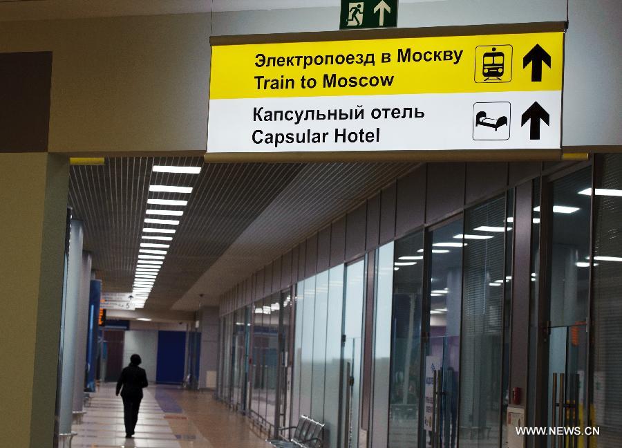 A passenger walks toward the "capsule hotel" located in terminal E of the Sheremetyevo Airport in Moscow, Russia, July 24, 2013. A Russian lawyer who has been working on Snowden's behalf has arrived at Moscow's Sheremtyevo Airport, heightening speculations that the U.S. whistleblower may have been granted permission to leave the transit area and enter Russia. (Xinhua/Jiang Kehong)