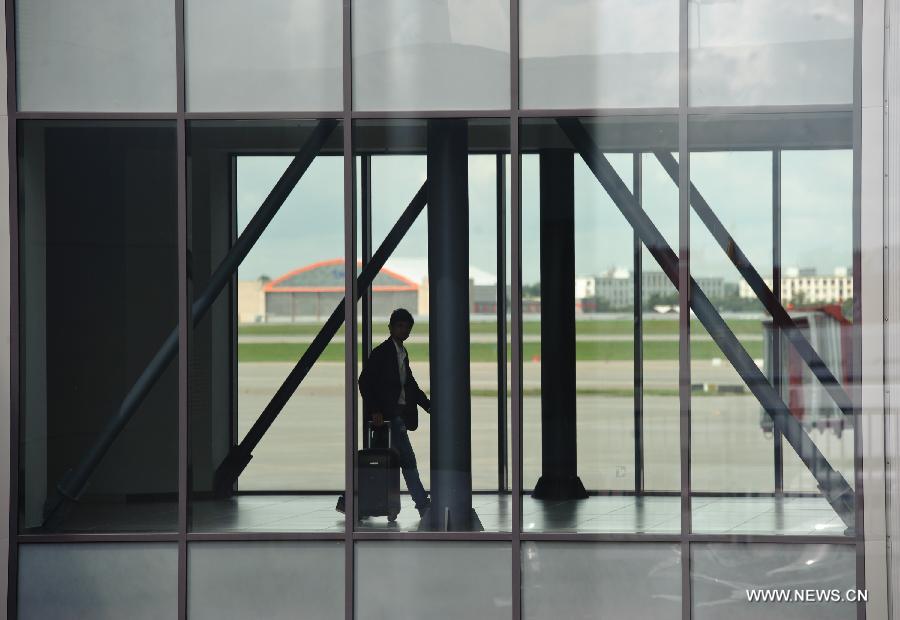 A passenger walks across the corridor connecting terminals D and E of the Sheremetyevo Airport in Moscow, Russia, July 24, 2013. A Russian lawyer who has been working on Snowden's behalf has arrived at Moscow's Sheremtyevo Airport, heightening speculations that the U.S. whistleblower may have been granted permission to leave the transit area and enter Russia. (Xinhua/Jiang Kehong)