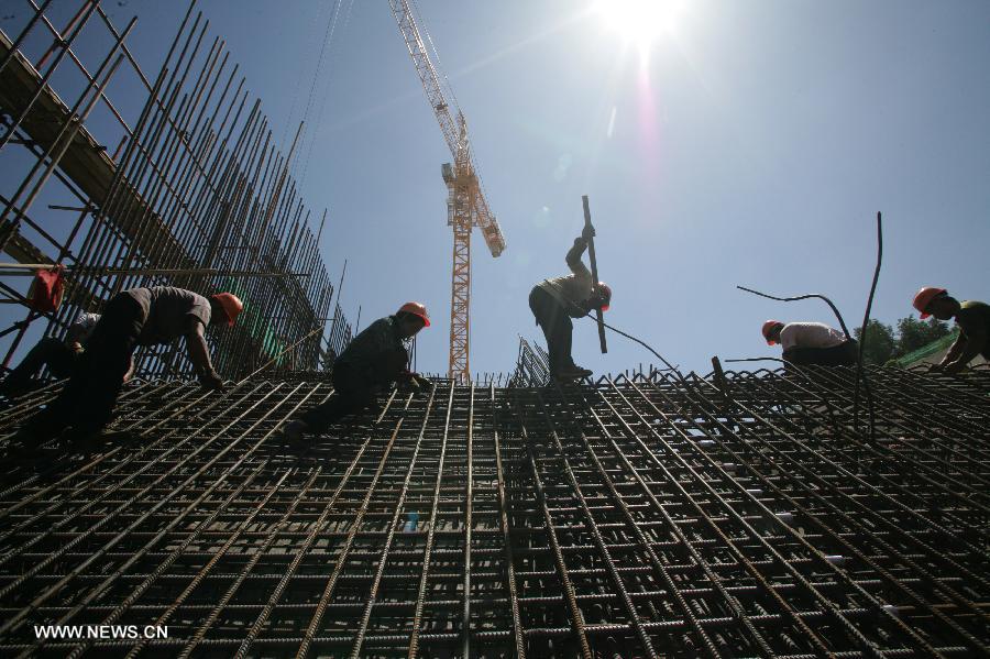 Builders work in hot summer in Beijing, capital of China, July 24, 2013. A heat wave hit Beijing on Wednesday, with the highest temperature reaching 36 degrees Celsius. (Xinhua/Li Fangyi) 