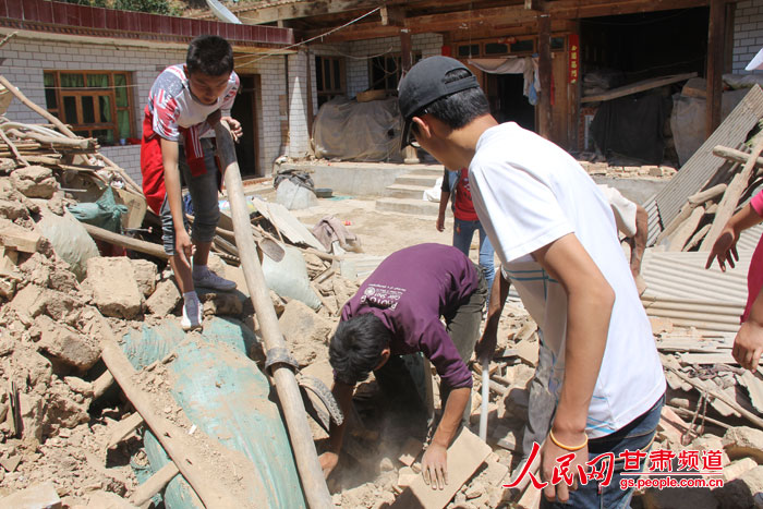 After being buried in debris for more than 30 hours, a dog in a quake-hit village in Gansu province miraculously survived and was rescued by his owner and other helpers on Tuesday.(Photo / gs.people.com.cn)