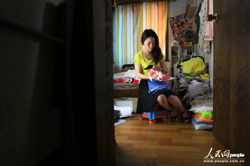 Wang Wen packs the products for delivery. (Photo/CFP)