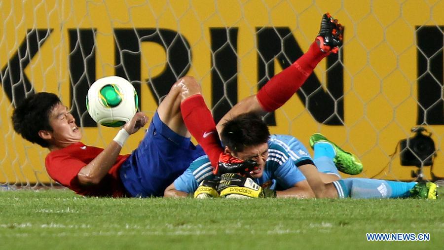 China's goal keeper Zeng Cheng (R) saves the ball during their match against South Korea at the EAFF Asian Cup 2013 in Hwaseong Stadium, Gyeonggi province, South Korea, on July 24, 2013. The match ended in a 0-0 tie. (Xinhua/Park Jin hee)
