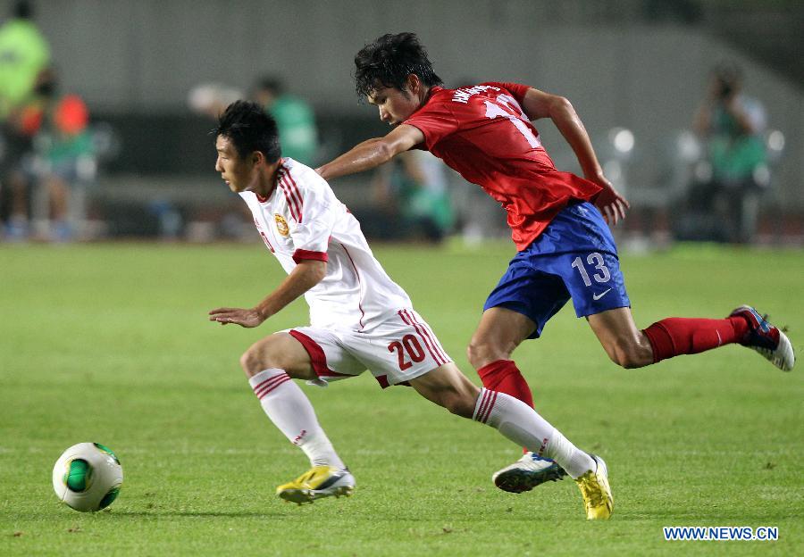 China's Wu Lei (L) breaks through during their match against South Korea at the EAFF Asian Cup 2013 in Hwaseong Stadium, Gyeonggi province, South Korea, on July 24, 2013. The match ended in a 0-0 tie. (Xinhua/Park Jin hee) 
