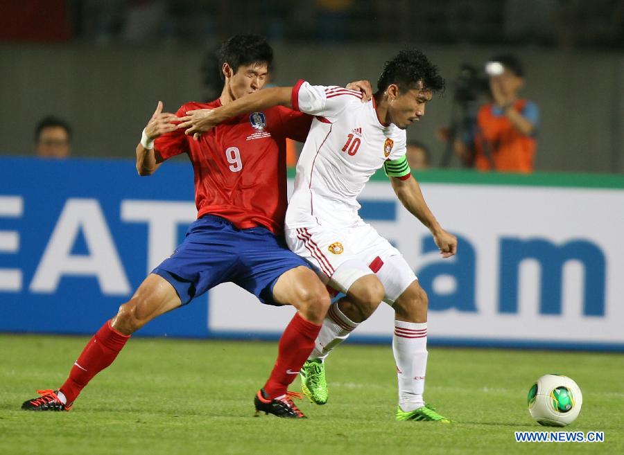 China's Zheng Zhi (R) fights for the ball during their match against South Korea at the EAFF Asian Cup 2013 in Hwaseong Stadium, Gyeonggi province, South Korea, on July 24, 2013. The match ended in a 0-0 tie. (Xinhua/Park Jin hee) 