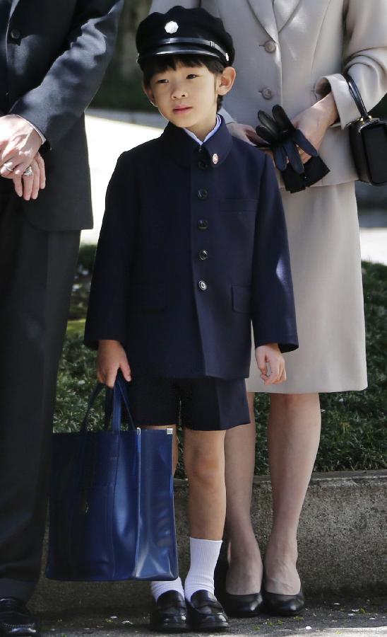 Prince Hisahito poses with his father, Prince Fumihito, and his mother, Princess Kiko, at Ochanomizu University Elementary School in Tokyo on April 7, 2013. (Source: chinadaily.com.cn)