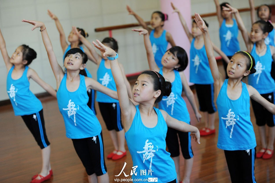Children put themselves in practicing dance in the Youth Palace of Yuyao City, east China’s Zhejiang province. (Photo by Chen Binrong/ vip.people.com.cn)