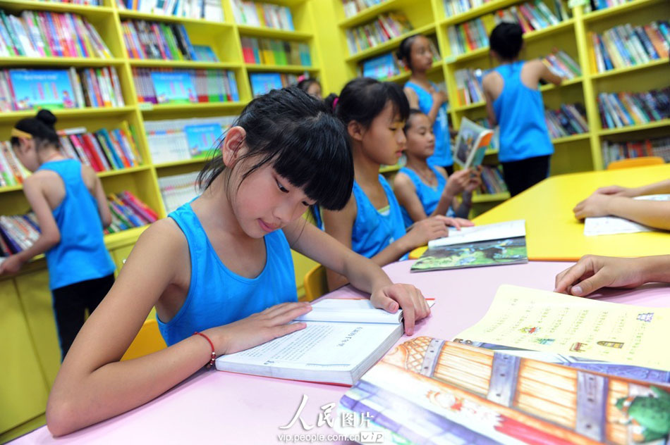 In afternoon, the children do some reading in the book concern in Yuyao City, east China’s Zhejiang province. (Photo by Chen Binrong/ vip.people.com.cn)