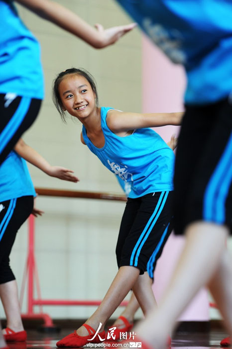 Li Xianzheng, whose parents are migrant workers from Chongqing, practices dancing in the Youth Palace of Yuyao City, east China’s Zhejiang province. (Photo by Chen Binrong/ vip.people.com.cn)