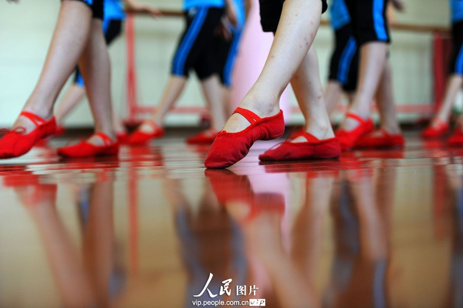 The children, whose parents are migrant workers, put themselves in practicing dance in the Youth Palace of Yuyao City, east China’s Zhejiang province. (Photo by Chen Binrong/ vip.people.com.cn)