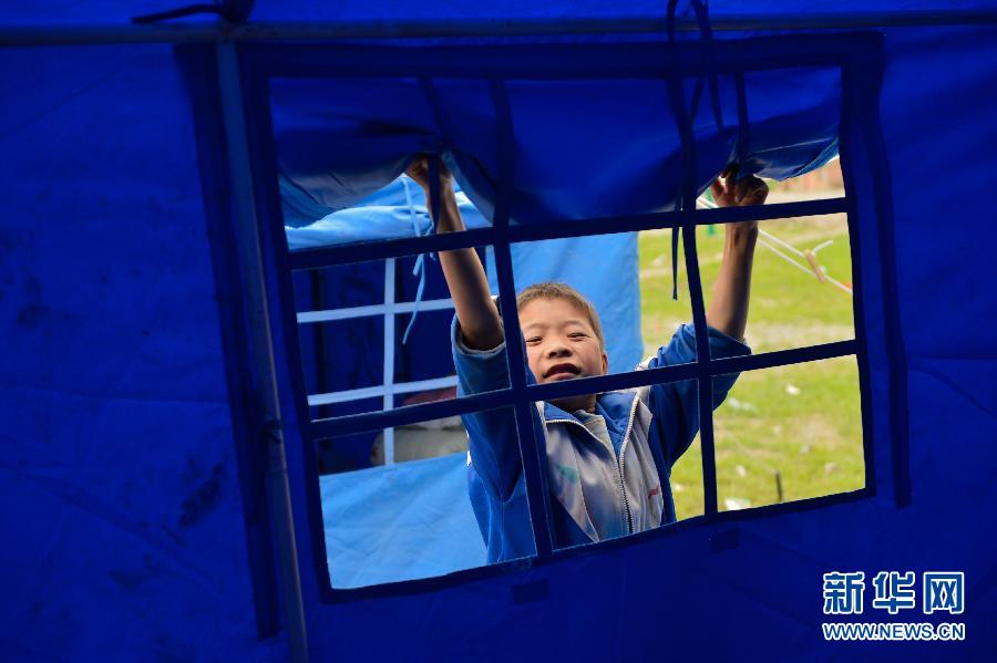 Children are housed in temporary settlements in Qingtu village, Shendu county after a 6.6-magnitude earthquake jolted Minxian and Zhangxian counties in Northwest China's Gansu province, July 24, 2013. (Photo/Xinhua)