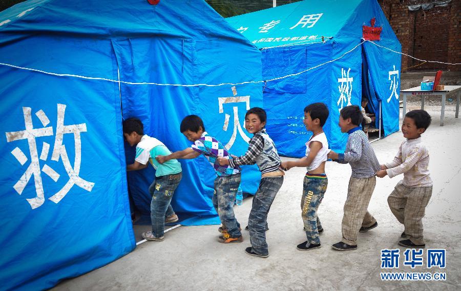 Children play at a temporary camp in Qingtu village, Shendu county after a 6.6-magnitude earthquake jolted Minxian and Zhangxian counties in Northwest China's Gansu province, July 24, 2013. (Photo/Xinhua)