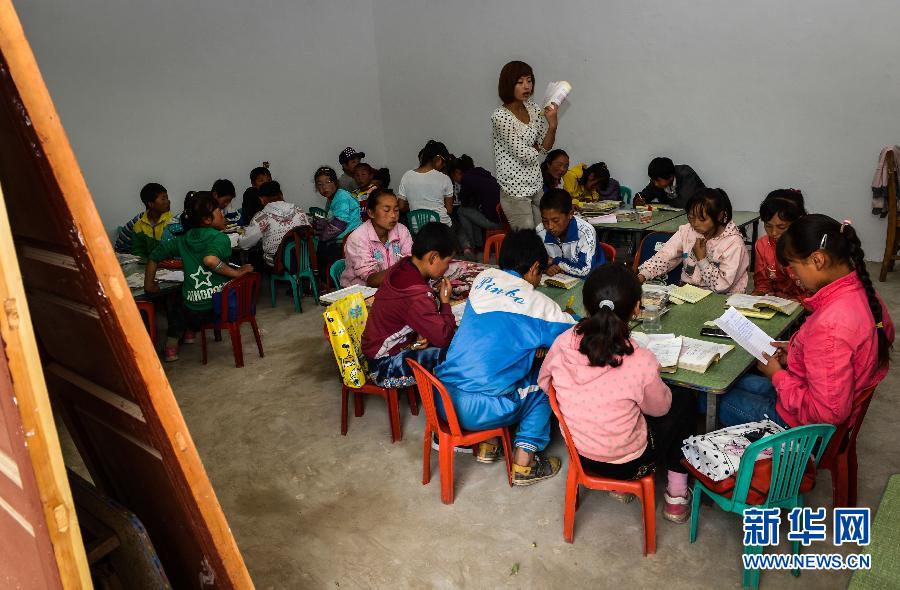 Students study at a temporary school in Northwest China's Gansu province after a 6.6-magnitude earthquake jolted the county two days ago, July 24, 2013. (Photo/Xinhua)