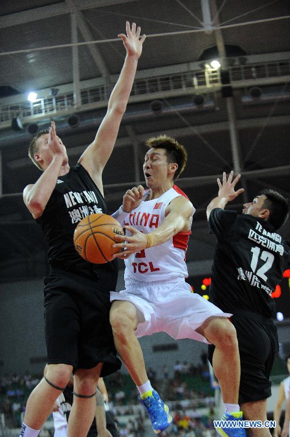 China's Sun Rui(C) breaks through during a warmup game between the national men's basketball teams of China and New Zealand, in Taiyuan, China,on July 24, 2013. China won the match 79-6. (Xinhua/Fan Minda)