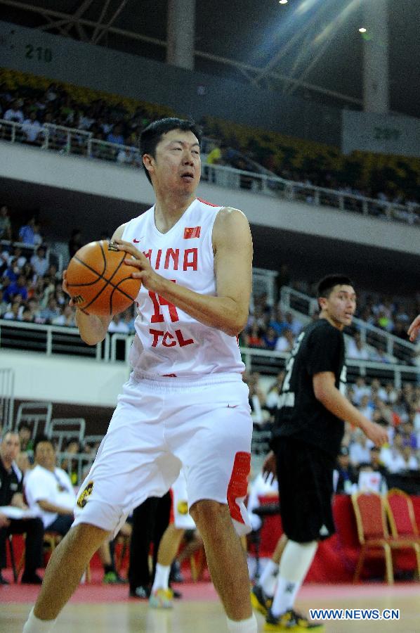 China's Wang Zhizhi competes during a warmup game between the national men's basketball teams of China and New Zealand, in Taiyuan, China,on July 24, 2013. China won the match 79-6. (Xinhua/Fan Minda)