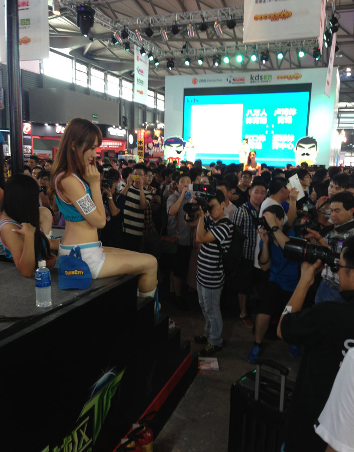 Visitors watch a show at the 11th ChinaJoy, the China Digital Entertainment Expo and Conference on July 25, 2013.  (Shi Jing/ chinadaily.com.cn)