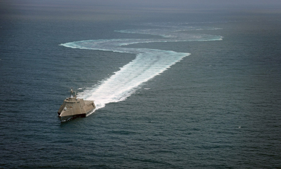 The littoral combat ship USS Independence (LCS 2) demonstrates its maneuvering capabilities in the Pacific Ocean off the coast of San Diego.  The littoral combat ship (LCS) is a class of relatively small surface vessels intended for operations in the littoral zone (close to shore) by the United States Navy. It can be fitted with interchangeable mission packages such as surface warfare, minesweeping and anti-submarine warfare.  (Source: cri.cn)