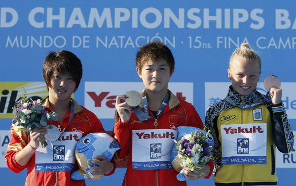 Gold medallist Si Yajie of China (C) poses with her compatriot, silver medallist Chen Ruolin, and bronze medallist Iuliia Prokopchuk (R) of Ukraine at the women's 10m platform victory ceremony during the World Swimming Championships at the Montjuic municipal pool in Barcelona July 25, 2013. (Chinadaily.com.cn/agencies)