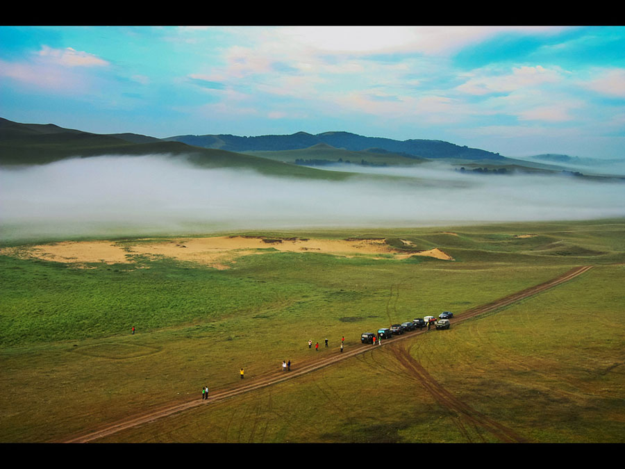 Saihanba, 400 km from Beijing, means 'beautiful highland' in Mongolian. This was the hunting field of the Qing Emperors and has stunning scenery in autumn.(China.org.cn)