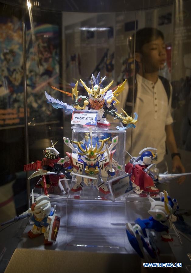 Models of the "Gundam" robots in Japan's TV animation are displayed for visitors at the exhibition "Gundam Docks at Hong Kong" in Hong Kong, south China, July 25, 2013. The exhibition held its opening event here on Thursday and showcased some 100 "Gundam" models. (Xinhua/He Jingjia)