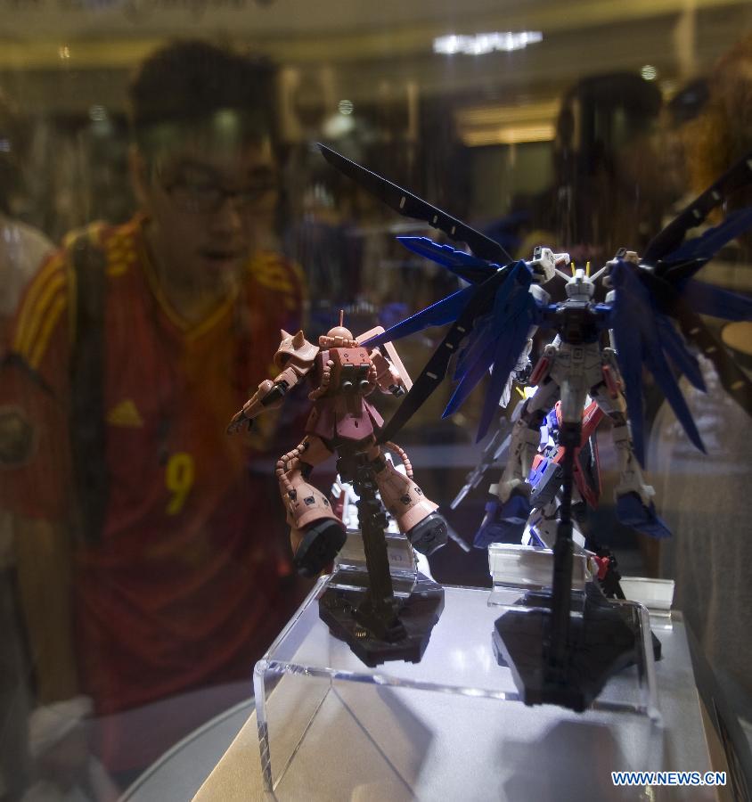 Models of the "Gundam" robots in Japan's TV animation are displayed for visitors at the exhibition "Gundam Docks at Hong Kong" in Hong Kong, south China, July 25, 2013. The exhibition held its opening event here on Thursday and showcased some 100 "Gundam" models. (Xinhua/He Jingjia)