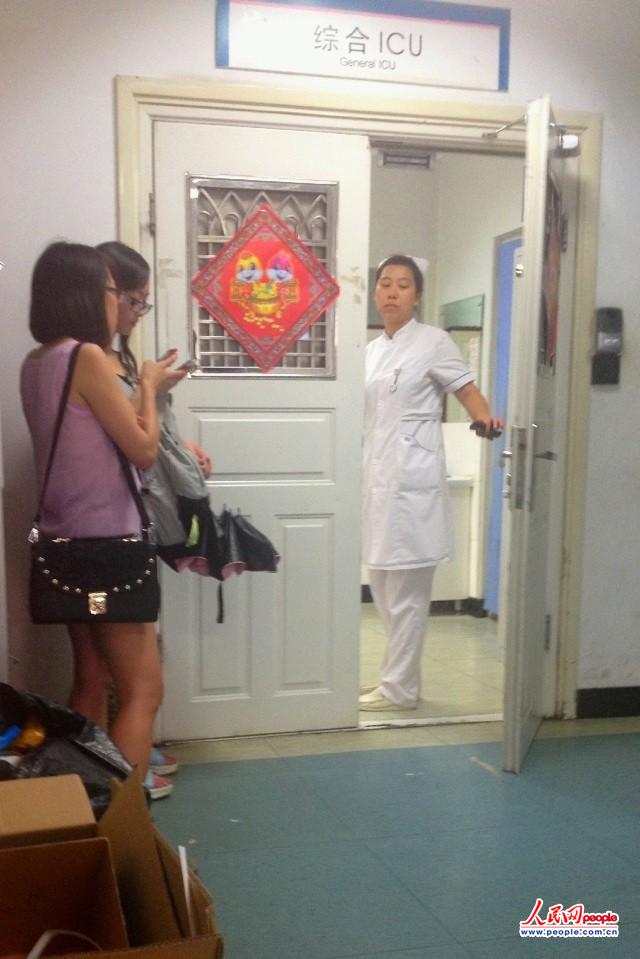 A nurse enters into and gets out of the ward. (People’s Daily Online/Weng Fanqi)