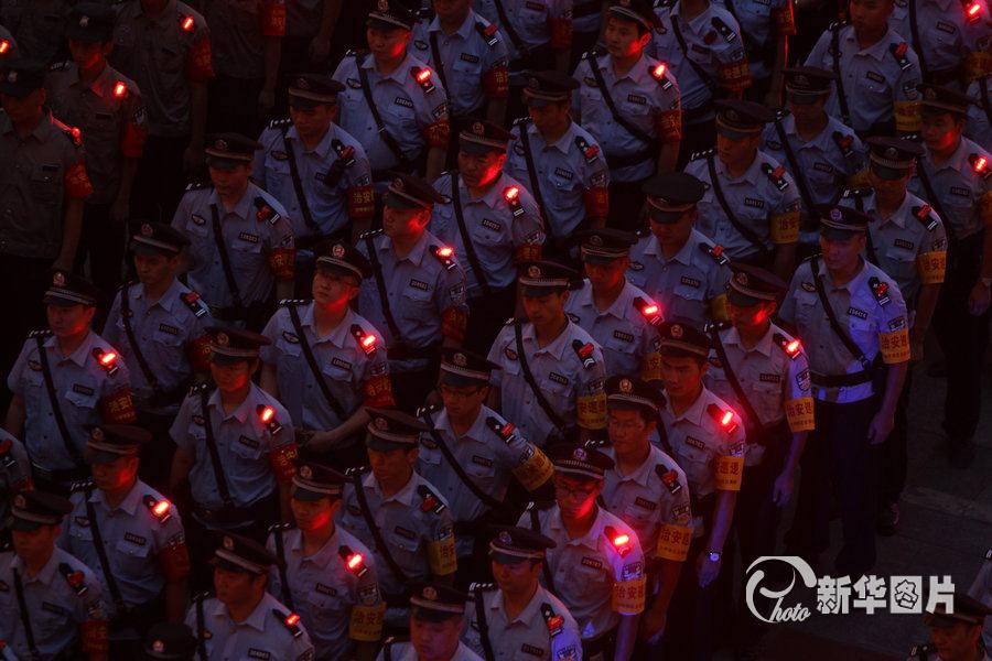 Policemen wear their new shoulder lights at a ceremony to launch the use of the night lights in Southwest China's Chongqing on July 25, 2013. (Photo/Xinhua)
