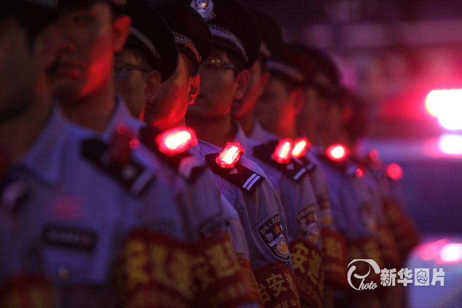 Policemen wear their new shoulder lights at a ceremony to launch the use of the night lights in Southwest China's Chongqing on July 25, 2013. (Photo/Xinhua)