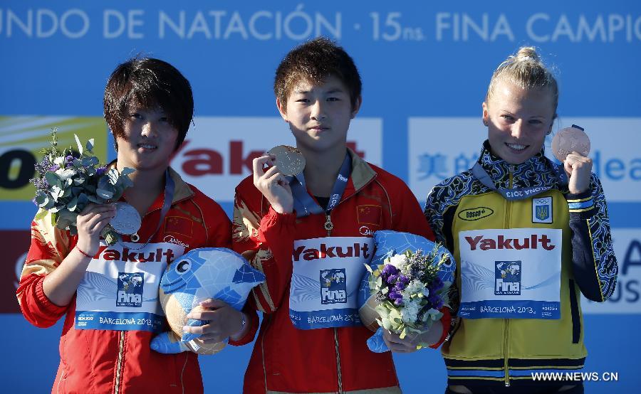 (L-R) Silver medalist Chen Ruolin of China, gold medalist Si Yajie of China and bronze medalist Iuliia Prokopchuk of Ukraine pose during the awarding ceremony for the Women's 10m Platform Final of the Diving competition in the 15th FINA World Championships at the Piscina Municipal de Montjuic in Barcelona, Spain on July 25, 2013. Si claimed the title with a total score of 392.15 points. (Xinhua/Wang Lili)