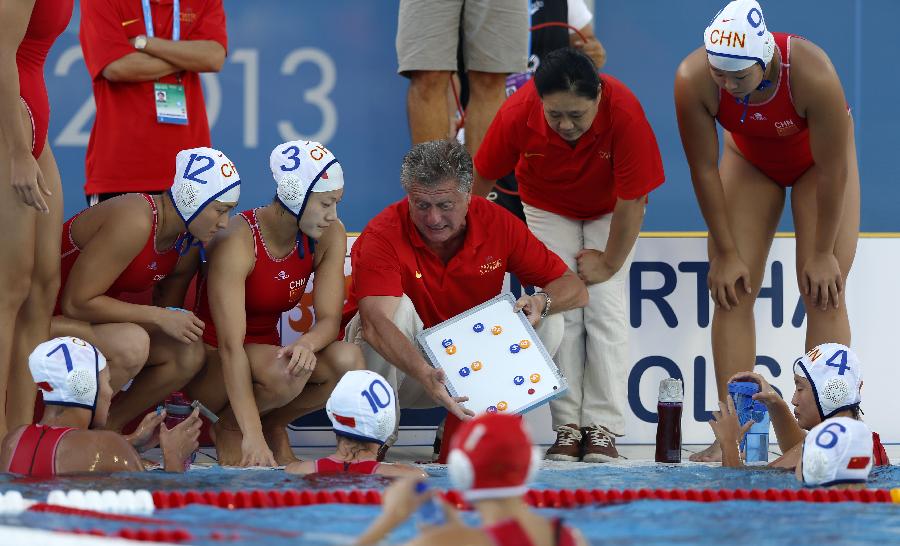 Alexander Kleymenov (3rd R), head coach of China, guides players during the women's water polo group B preliminary round match between China and New Zealand in the 15th FINA World Championships in Barcelona, Spain, on July 25, 2013. China won 13-5. (Xinhua/Wang Lili)