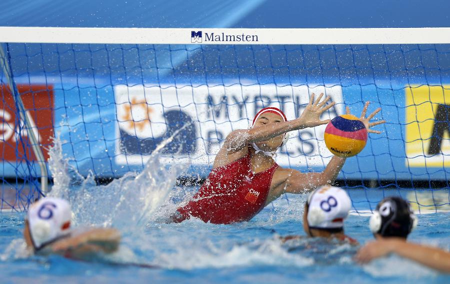 China's goalie Wang Ying (C) saves the ball during the women's water polo group B preliminary round match between China and New Zealand in the 15th FINA World Championships in Barcelona, Spain, on July 25, 2013. China won 13-5. (Xinhua/Wang Lili)