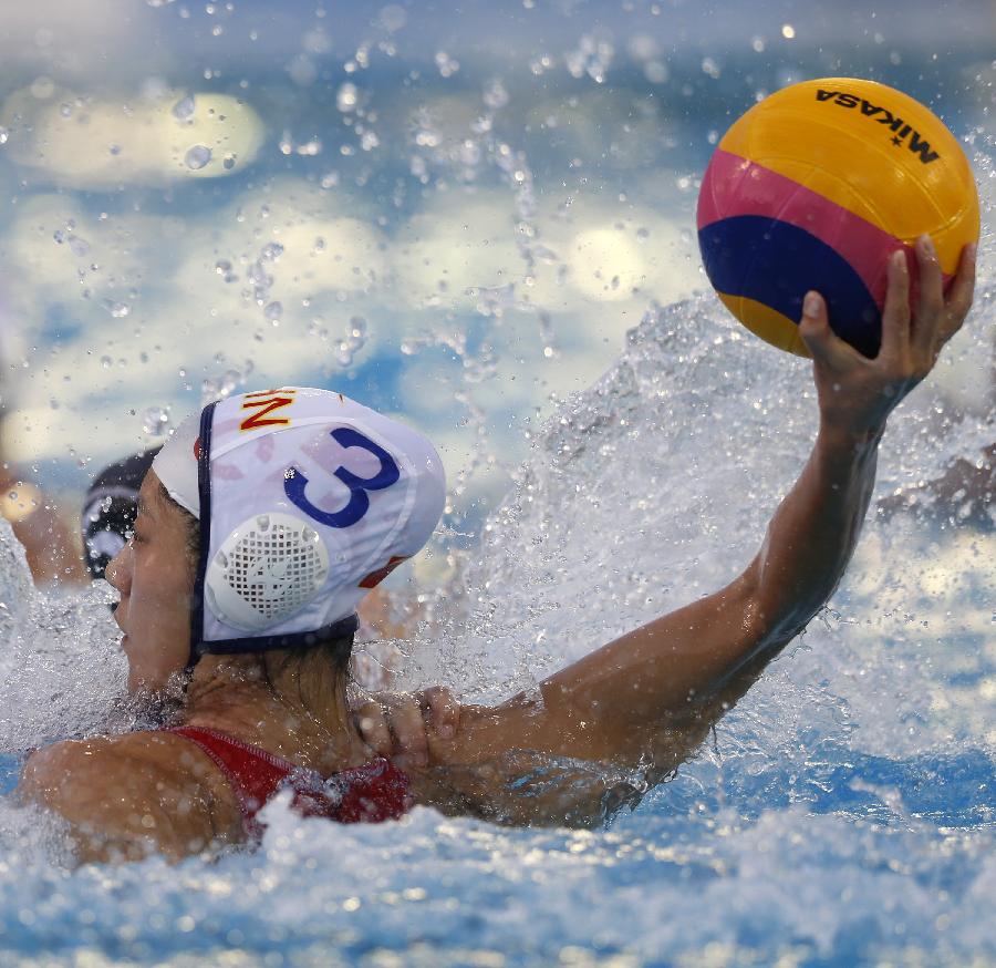 China's Liu Ping passes the ball during the women's water polo group B preliminary round match between China and New Zealand in the 15th FINA World Championships in Barcelona, Spain, on July 25, 2013. China won 13-5. (Xinhua/Wang Lili)