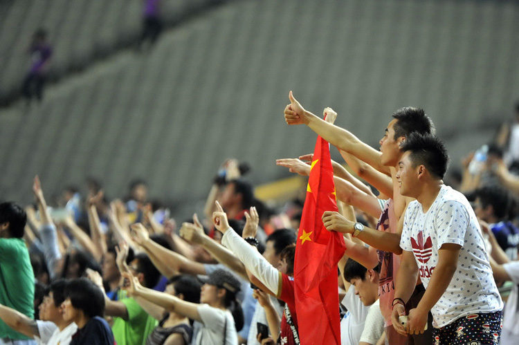 China, Japan draw 3-3 at East Asian Cup. Fans give a thumbs-up for Chinese Football Team. (Photo/Osports)