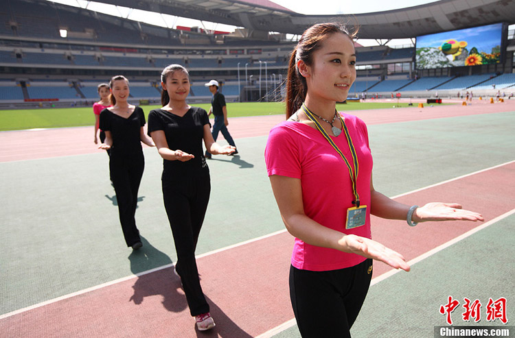 Miss Etiquette for 2013 Asian Youth Games in Nanjing, capital of east China's Jiangsu Province. (Photo/ecns.cn)