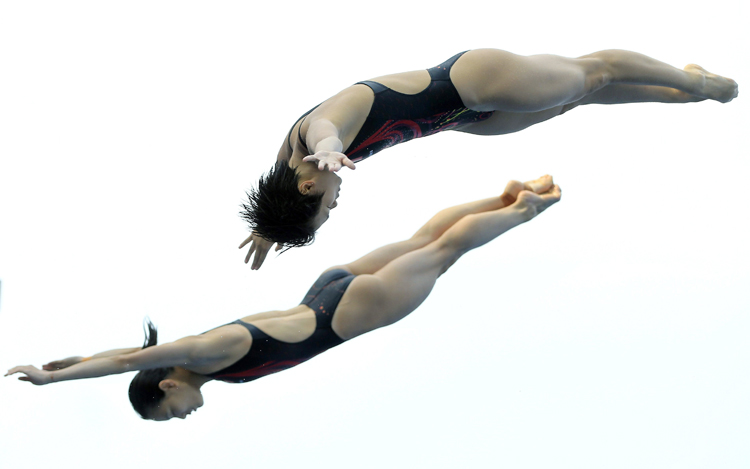 Wu Minxia (L) and Shi Tingmao of China compete during the women's 3m synchro springboard final of the diving competition at the 15th FINA World Championships in Barcelona, Spain, on July 20, 2013. Wu Minxia and Shi Tingmao won the gold medal with 338.40 points. (Photo/Osports)