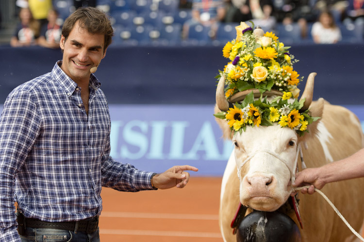 Roger Federer got a really special gift - a cow in the Swiss Open in Gstaad, Switzerland, July 24, 2013. (Photo/Osports)