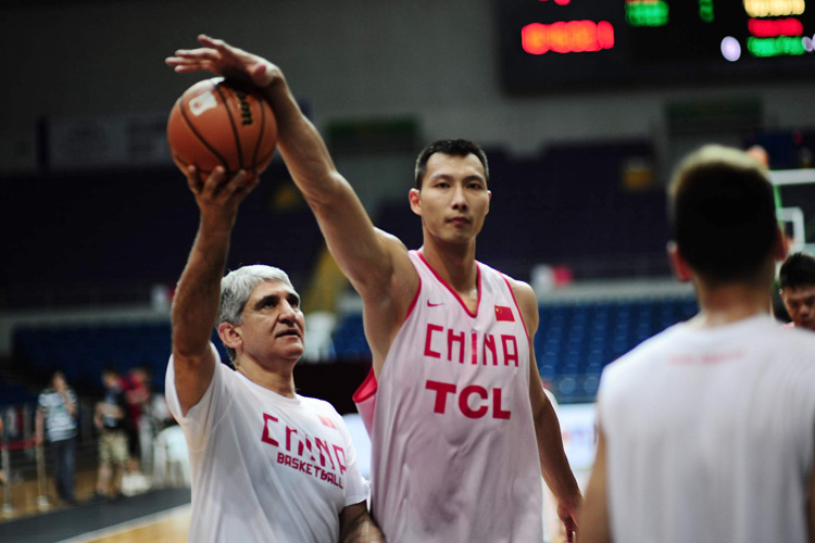 Chinese basketball team prepares for the match. (Photo/Osports)
