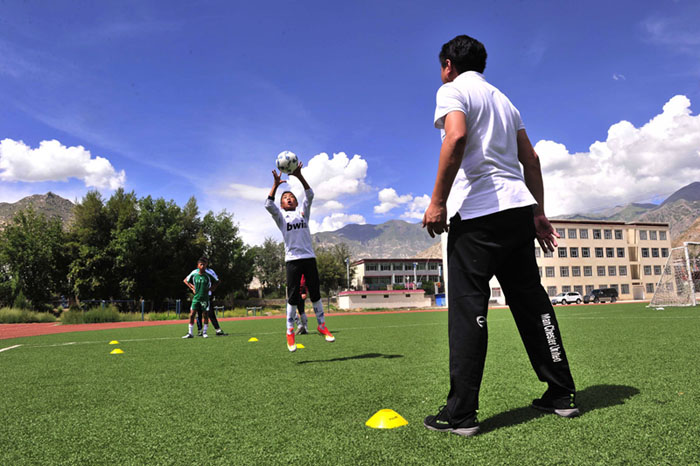 Top football players from schools in Lhasa use the summer vacation for training. (Photo/Osports)