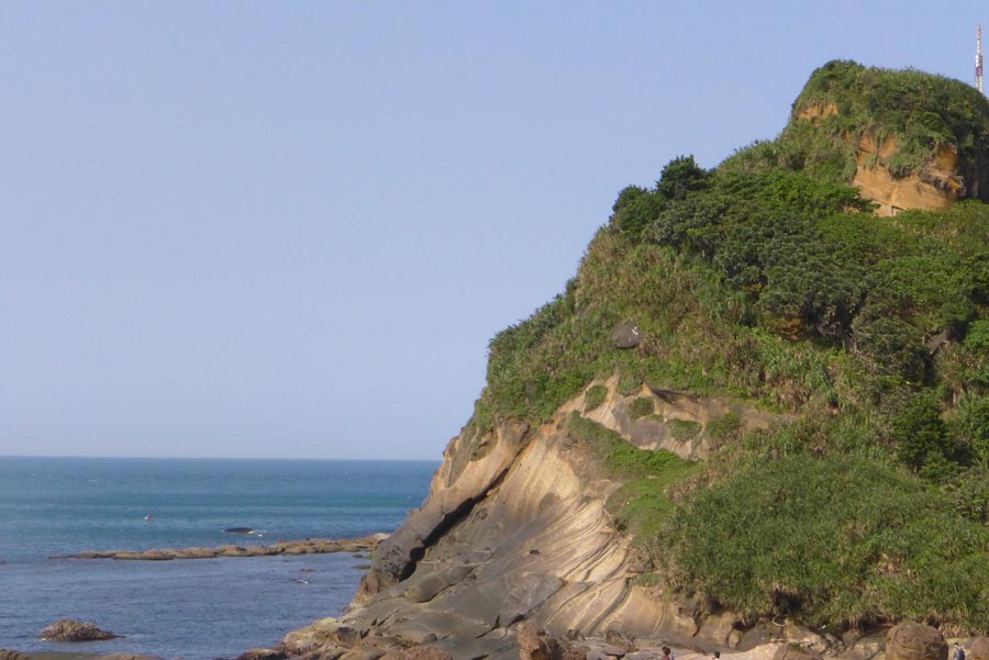 Photo shows the beautiful scenery at the Yehliu Geopark in Taipei County of southeast China's Taiwan Province. The Yehliu Geopark is one of the most well-known geoparks in northern Taiwan, featuring its scenery of efflorescence. (China.org.cn)