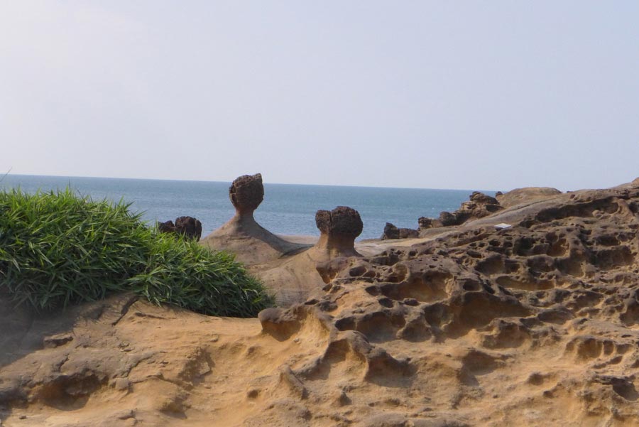 Photo shows the beautiful scenery at the Yehliu Geopark in Taipei County of southeast China's Taiwan Province. The Yehliu Geopark is one of the most well-known geoparks in northern Taiwan, featuring its scenery of efflorescence. (China.org.cn)
