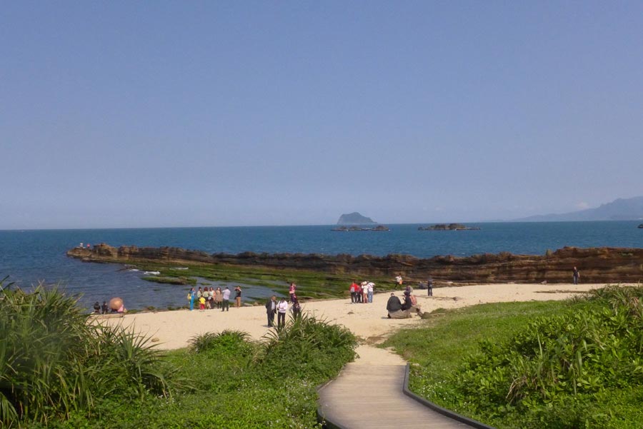 Photo shows the beautiful scenery at the Yehliu Geopark in Taipei County of southeast China's Taiwan Province. The Yehliu Geopark is one of the most well-known geoparks in northern Taiwan, featuring its scenery of efflorescence. (China.org.cn)