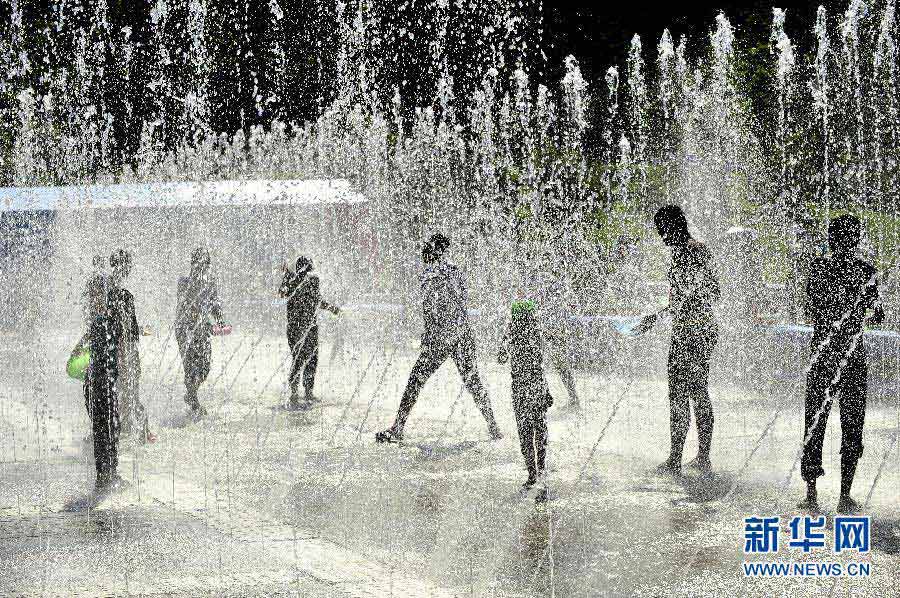 In the great heat wave, many people like to dabble in water. (Photo/Xinhua)